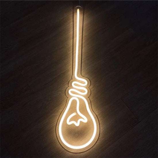Lampadina neon a forma di lampadina con supporto in plexiglass e luce calda su sfondo scuro