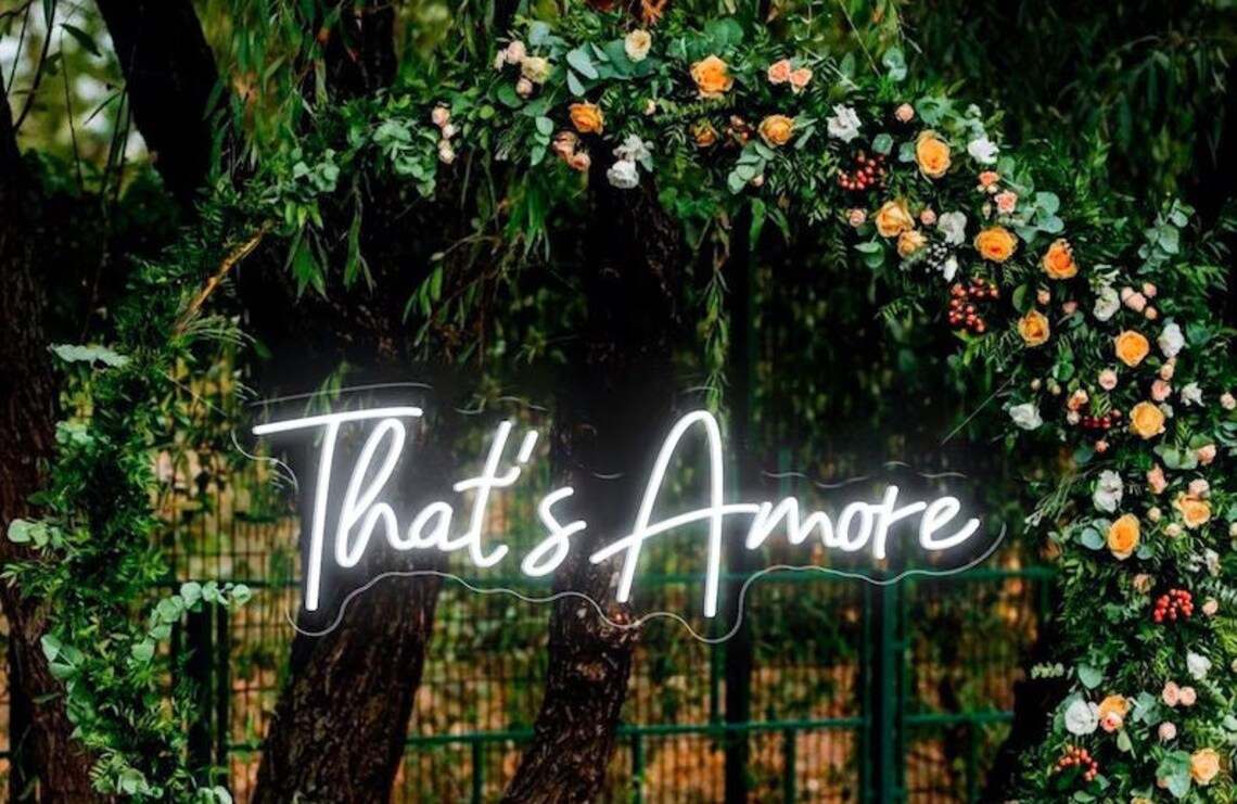 that's amore cuore neon