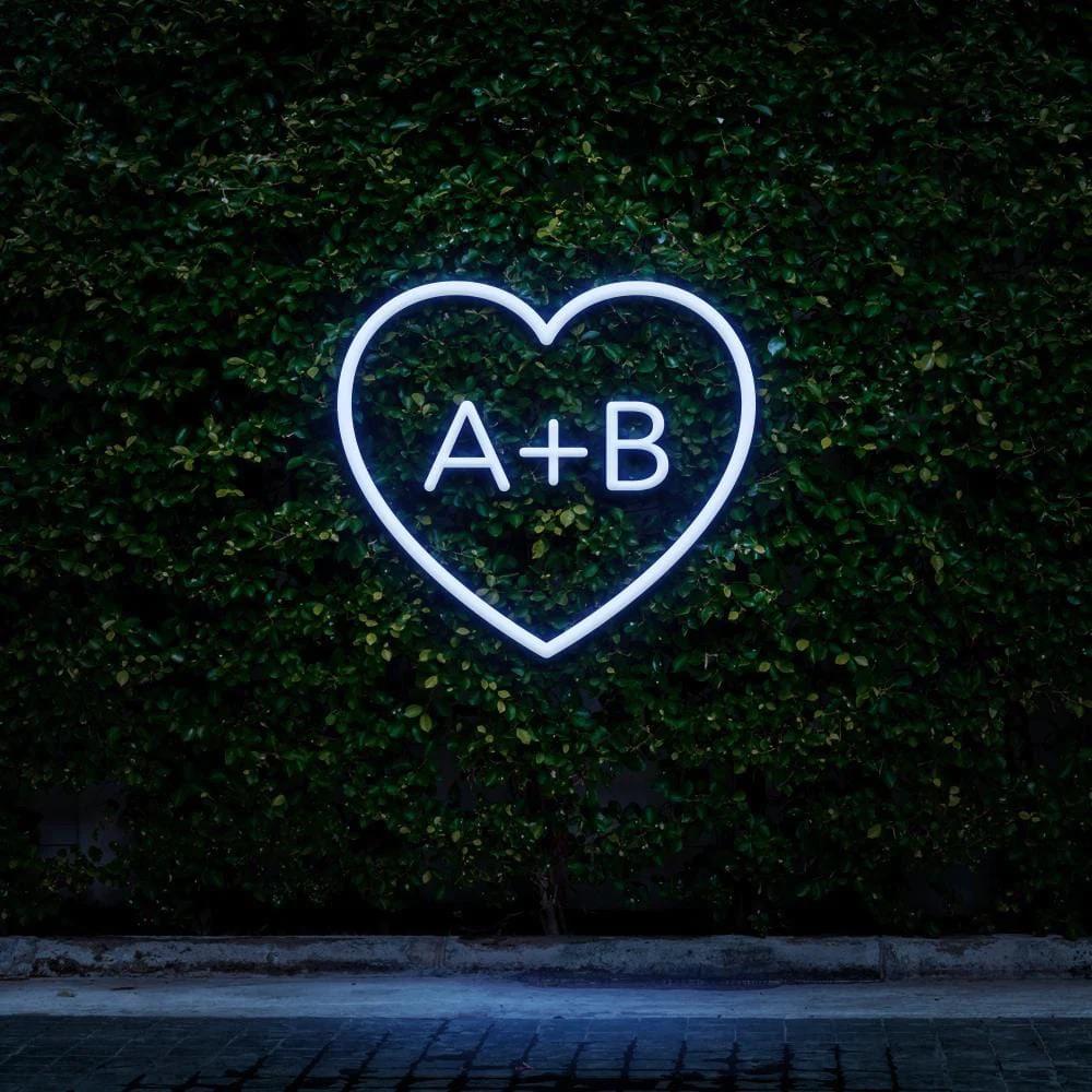 Cuore con iniziali neon