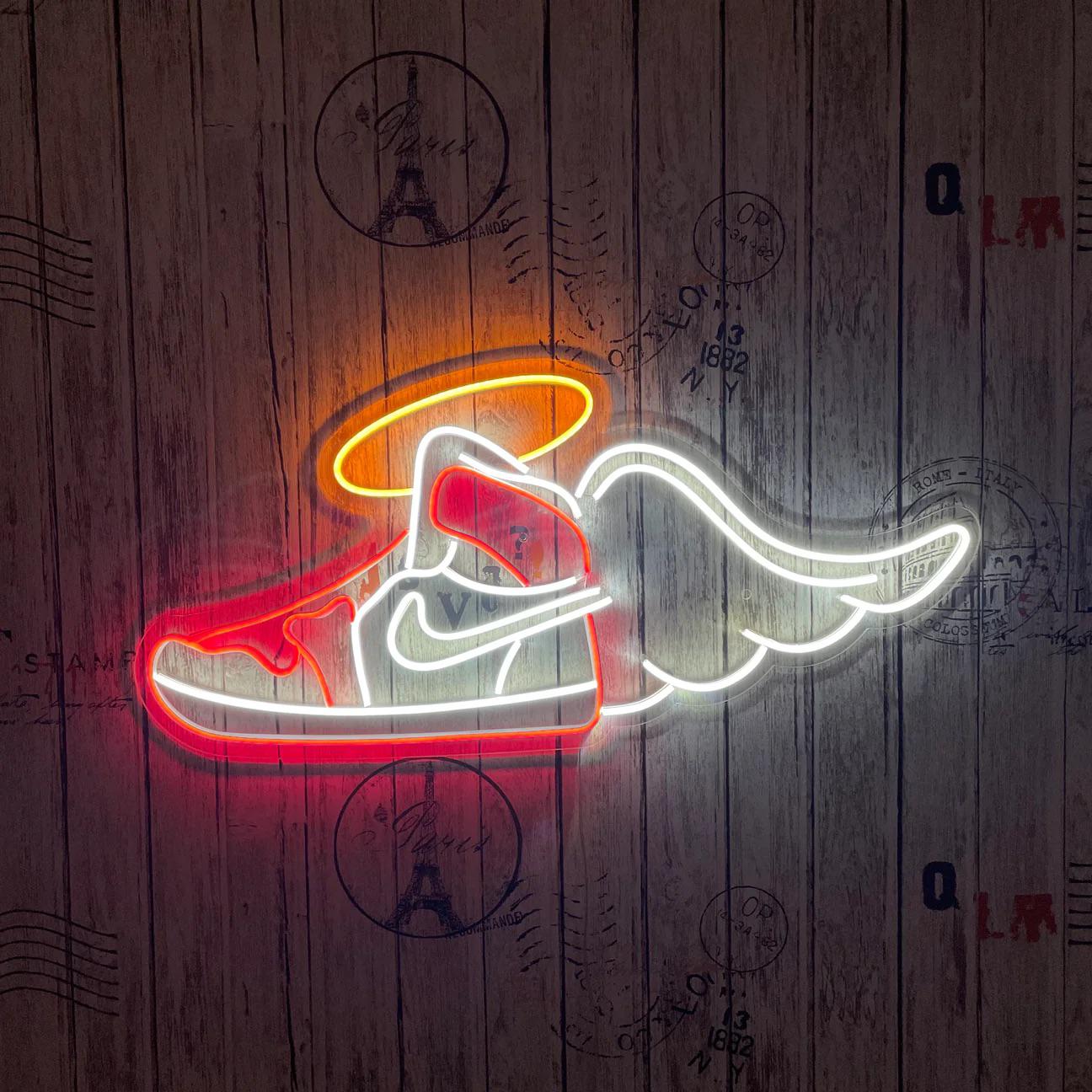 Scarpa con ali neon